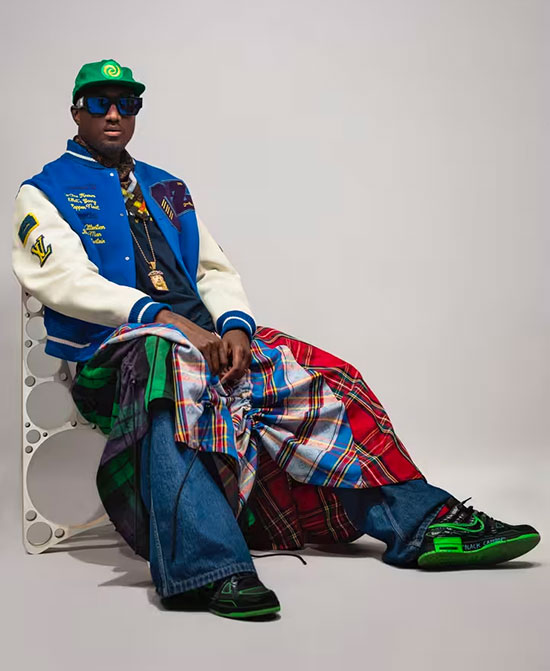 Portait du créateur virgil abloh assis sur un siège en tenue streetwear