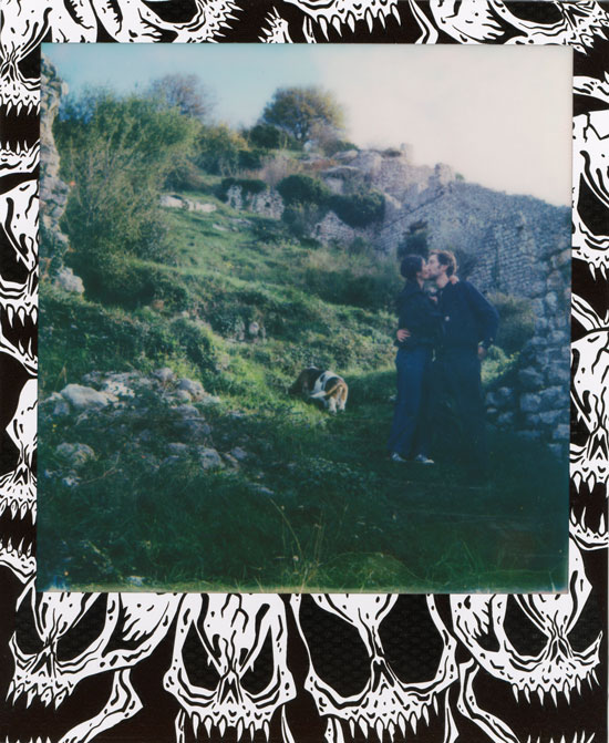 photo polaroid avec cadre décoré de têtes de mort représentant un paysage vert avec un couple qui s'embrasse et un chien